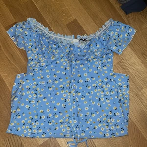 Kort klänning  - ⚠️massförsäljning pga flytt⚠️ använd 2 gånger. Klänningen är över knäna och är super härlig och somrig. Inga bud om inte flertal är intresserade 