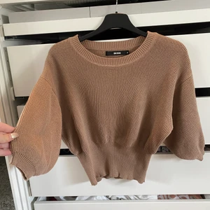 Topp från bikbok - Söt topp från bikbok som är av den kortare modellen. Säljer pga inte min stil längre, köptes våren 2020. Storlek m men passar även s. Pris + 62kr frakt 🦋