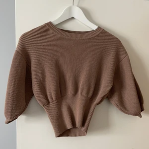 Ribbad topp - Ribbad topp från BikBok. Aldrig använd. Storlek XS. Köparen står för frakten 🙂