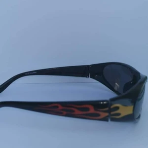 Supercoola glasögon  - Coola vintage solglasögon från 80 talet, med repor på glaset ganska små i storlek <3