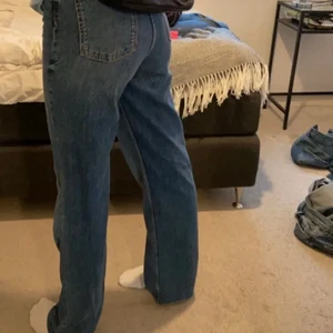 Zara straight jeans - Lånade bilder från ”Ellen o Elvira” på plick 💞 De passade tyvärr inte mig så därav säljer jag vidare! Jeansen är högmidjade och endast använda en gång. De är långa i modellen, men gjorda för att man ska kunna klippa till dem om man är kortare!! Verkligen superfina. Nypris 399 kr ( slutsålda)