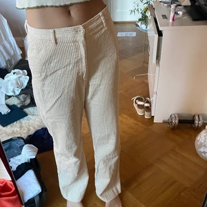 Manchester byxor - Beiga Manchester byxor i strl 38 för en liten mer oversized fit som jag har passar de även en 36!