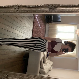 Byxor - Super sköna byxor från HM! Storlek 34, säljer för att de inte passar längre:( väl använda men i väldigt bra skick! Fråga gärna efter fler bilder eller om ändring av pris👍🏻