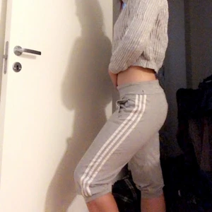 Adidas gråa trekvarts shorts - Medium trekvarts shorts, gråa med vita ränder på sidan. Använda några gånger, mycket sköna och i gott skick. Skriv gärna om ni är intresserade :) 