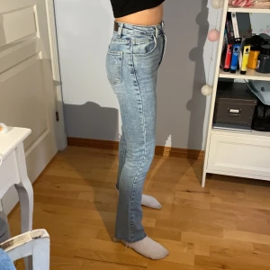 Raka jeans från STR - Straight jeans i fin modell och bra skick! Skriv för fler bilder eller frågor. Beställda från Zalando med märket STR. 💞