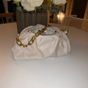 Kedje väska  - Fin puff väska från Nelly 