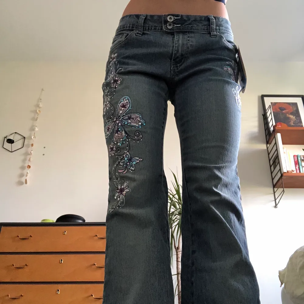 Lågmidjade jeans från Angels med fina detaljer. Köpta second hand men med den ursprungliga prislappen kvar, alltså är de inte använda. Säljer pga att de inte är min stil <3 Innerbenslängd: 81 cm och midjemått: 83 cm ,,, (köparen står för frakt) OBS! Alla bud är bindande bud.. Jeans & Byxor.