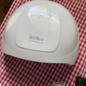 Uv-lampa - Säljer dena uv-lampan som funkar helt utmärkt men jag ska sluta med naglar så behöver inte den 