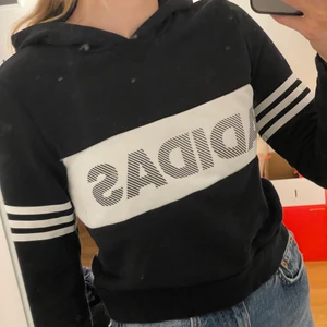 Adidas hoodie - Säljer en svart och vit adidas hoodie. Passar XS och S. 