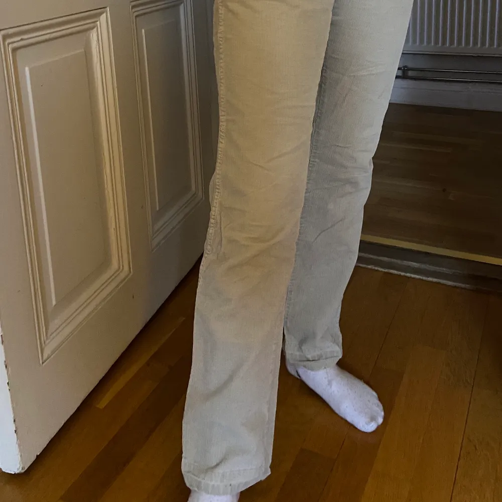 Snygga beiga Manchester byxor. Kompisen på bilden är 172cm o har storlek 36 i byxor . Jeans & Byxor.