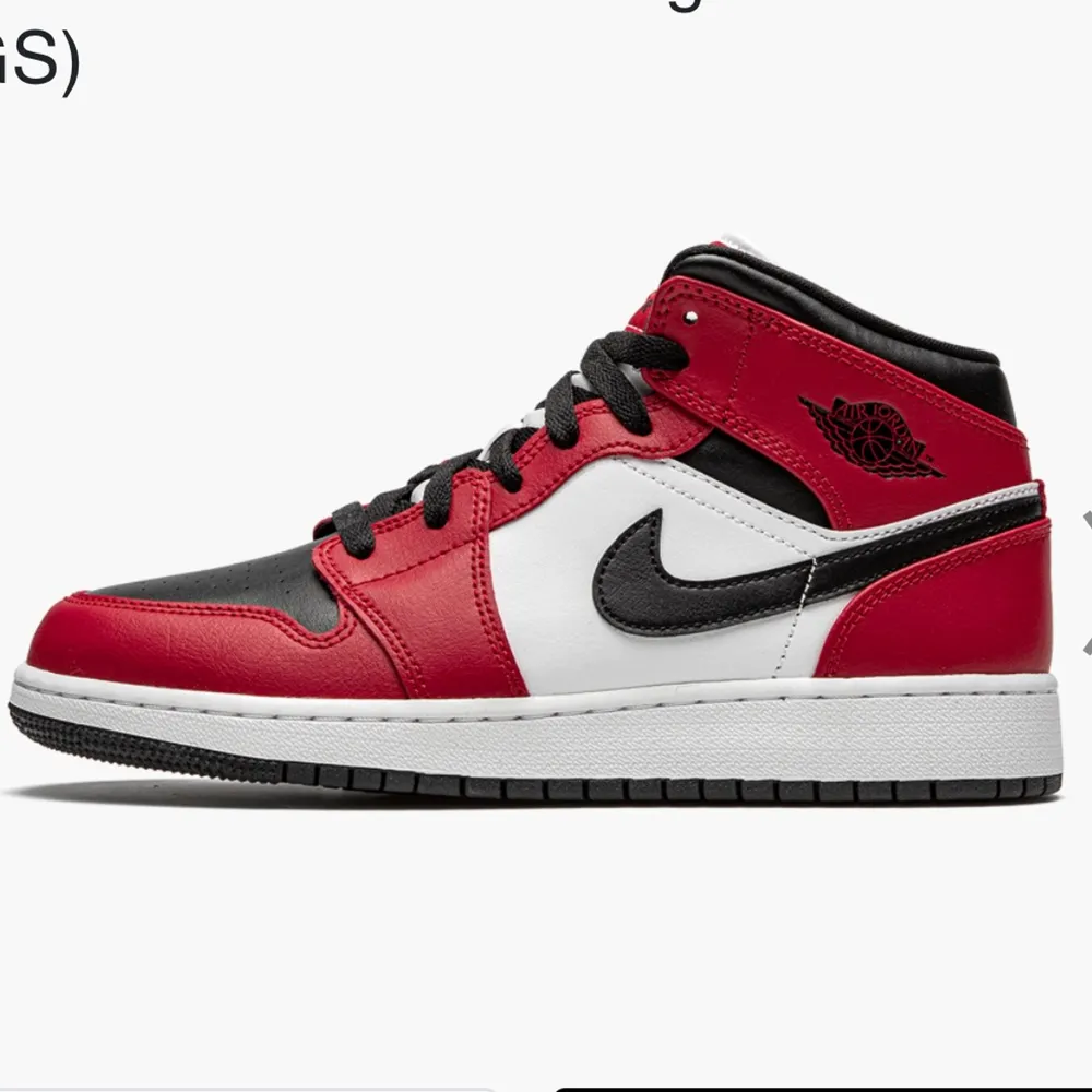 Funderar på och sälja mina Jordan 1 mids Chicago black toe i strl 36, vid bra pris, hör av dig vid fler frågor ❤️ (OBS kom med egna bud, skorna säljs inte för 500kr). Skor.