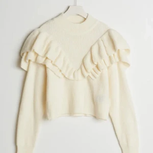 Stickad tröja - Supersnygg stickad tröja med volang från Gina Tricot💗⚡️💋 Den är slutsåld och jag köpte den för 399! Har bara tagit på mig den för att testa men insåg att det inte var något för mig😕💗 Storlek xxs men passar mig som är xs 💗⚡️ den är dock något tajt i kragen.