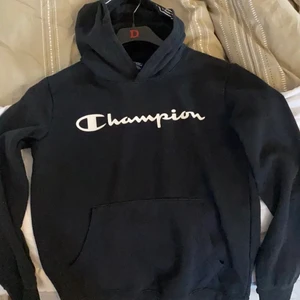 Champion hoodie - Säljer denna hoodie som bara är använd ett fåtal gånger. Den är liten i stl så skulle säga att den mer skulle passa en M än L.💕💕