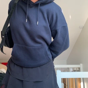 marinblå hoodie  - säljer min fina marinblåa hoodie från Jack & Jones, då den tyvärr inte kommer till användning längre. 💙 skulle säga att den sitter som en overzised M, men den passar de flesta, beror bara på hur man vill att den ska sitta. Tänkte sälja den för 220✨Frakt tillkommer✨ 