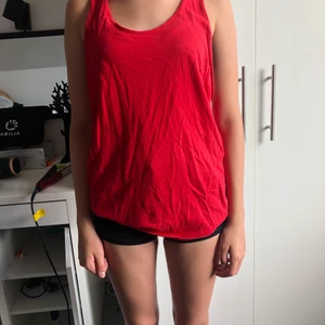 Rött linne - Knappt använd, väldigt bra skick. Säljer då den inte används. Det är min lillasyster som har på sig den på bilden💕 Köparen står för frakt men kan samfrakta om man vill ha mer.