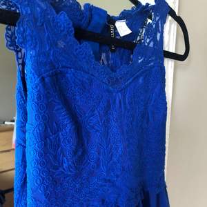Supersnygg blå klänning från hm i stl xs.   Skickar men köparen betalar frakten. Billigare vid snabb affär. Jag skickar gärna fler bilder vid intresse☺️