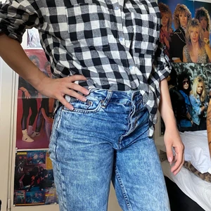 Rutig kjorta - Skjorta i fint skick dock lite nopprig. Katt i hemmet. 