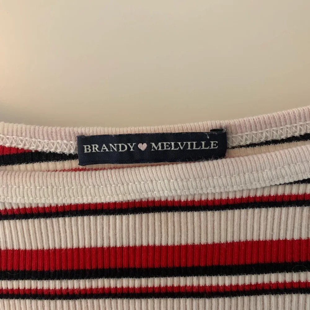 Gulligt linne från Brandy Melville❤️🖤🤍 säljer då jag inte får användning för den! Köparen står för frakt . Toppar.