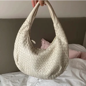 Bottega Veneta väska - Intressekoll på min vita bottega veneta hobo bag i benvit💗 äkthetskollad i butiken! Har små märken av kulspetspenna inuti