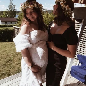 Klänning - En jätte fin klänning i str M som är för stor för mig. Använd max 3ggr. 160kr + fraktkostnaden 