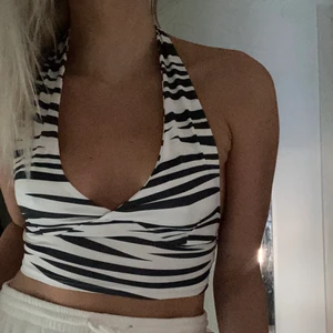 Fest topp i zebramönster  - Najs fest topp som är öppen i ryggen från SHEIN💛