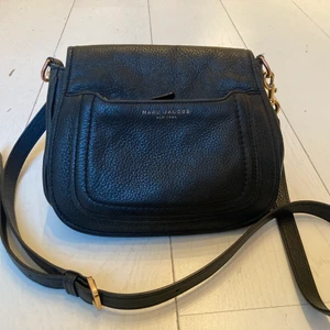 Marc Jacobs crossbody bag liten - Liten crossbody väska från Marc Jacobs. Två mindre fack på insidan. I använt skick. 