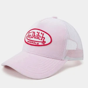 Von dutch keps💗 - Rosa von dutch keps, köpt på Zalando. (Slutsåld). Helt oanvänd, skickar egna bilder vid intresse. Lånad sista bild, 250 som gäller inga bud ❤️