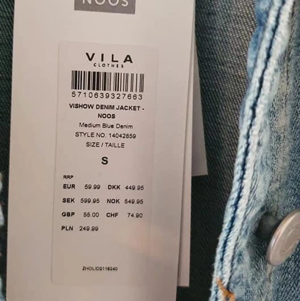 Blå jeansjacka från VILA i storlek S. Aldrig använd - prislapp kvar. Köparen står för eventuell frakt. . Jackor.