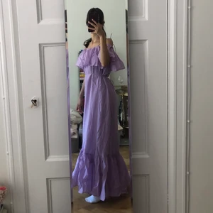 Lila maxiklänning från & Other stories - Lila maxiklänning från & Other stories! bara använd 1 gång. Nypris 1300 kr.