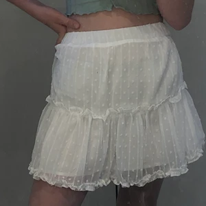 Vit tjol - En helt vanlig vit tjol med detaljer, inte alls egenomskinlig och aldrig använt förutom när jag testade den. Säljer den då jag tycker att jag inte passar i den och en aning för kort, jag är 165. Storlek xs.