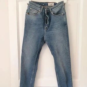Blå jeans - Tiger of Sweden - Superfina Tiger of Sweden jeans i storlek 28/32. Nypris 1099. Köparen står för eventuell frakt.