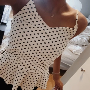 Världens finaste topp - Säljer nu en av de finaste topparna jag äger, superskön och tjockt material som ger en lyxig känsla på plagget, denna är från bikbok och sätter sig så fint🤎 pris kan alltid diskuteras och skriv privat vid frågor och vid intresse