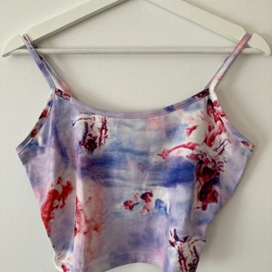 topp med änglar - topp med änglar från shein i stl s, endas använd ett fåtal gånger.