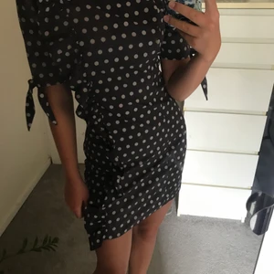 Klänning från NA-KD - Säljer denna superfina klänningen från NA-KD från kollektionen AFJ! Använd ca en gång för ett år sen.🤍säljs pågrund av att den inte används längre. Storlek: xs