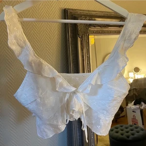 Topp - Säljer pga för stor. (Första bilden är lånad) Andra och tredje är mina bilder 🖤