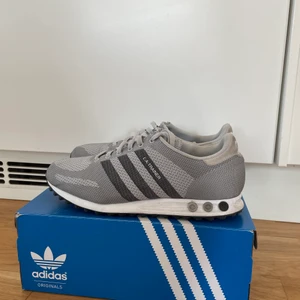 LA Trainers skor - Säljer ett par LA trainers skor som inte kommer till användning. Mycket bra skick, behöver bara putsas till lite.