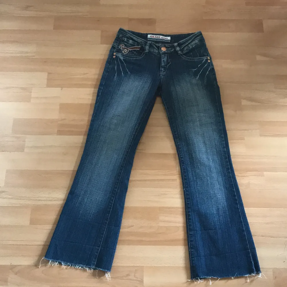 Jättecoola Lågmidjade jeans, som nya! Säljer pågrund av att dom inte kommer till användning!✨ storleken står inte men skulle säga att det är en S🌼. Högst budande!. Jeans & Byxor.