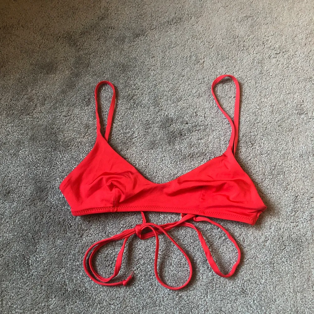 Säljer min röda bikini top då den blivit för liten. Går att knyta den i ryggen som på bilden men även korsa den.💕 . Övrigt.