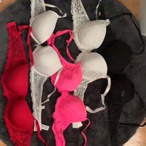 Olika bh-ar - Här finns diverse bh-ar. 🥰Alla är väl använda och ganska slitna. Ju billigare ju slitnare/ märkets värde. 1. 🖤 En victorias secret pushup bh med en liten fläck av vit målarfärg. Väldigt skön men för liten. Skulle gissa att den är 75C säljs för 45kr 2. 🤍 En vit bh från Cubus i strl 75C säljs för 20kr 3. 💗 En likadan bh som 2 men i 75B. Den är också mer sliten. Säljs för 10kr 4. 🤍 Strl 80B från new yorker säljs för 20kr 5. ❤️ Från new yorker. Nästan ny eftersom den var för liten från början med en bygel som tryckte efter en hel dags användning. Den har avtagbara band. Jag skulle gissa att den är mellan 75 och 80 C. Säljs för 25kr. ✨Alla bh-ar för 100kr eller styckpris✨. Köparen står för frakt🌸