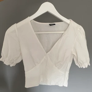 Blus - Vit cropad blus använd 2 ggr