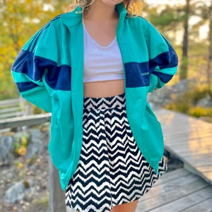 Adidas kofta - Fin vintage adidas kofta. Om det är stort intresse får man gärna buda i kommentarerna:)