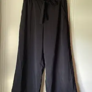 Svarta kostym-aktiga byxor från ginatricot.