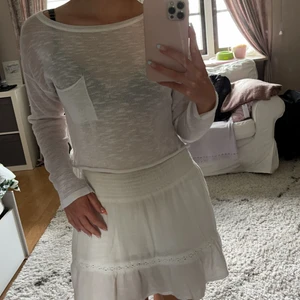 Genomskinlig vit topp - Säljer nu denna söta toppen som man kan ha över en bikini eller nån snygg bh😍luftigt skönt material som är perfekt nu på sommaren! Inga defekter men lappen är avklippt. Använd fåtal gånger