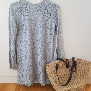 Spetsklänning  - Ny fin spetsblänning i dimblå med öppning på ryggen. Kommer ej till användning så hoppas den gör det hos någon annan 🌻.