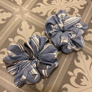 Blå / grå randiga scrunchies gjorda av stuvbitar, helt nya. 30 kr/st eller två för 50 kr. Kolla gärna mina andra scrunchies också 🥰🌸 
