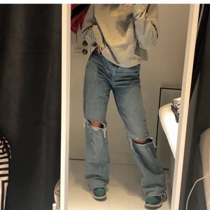 Blåa zara jeans - Blåa jeans med hål från Zara! Storlek 40, sitter därför lite oversized på mig som annars har 38. Bra längd på mig som är 175 cm.💓