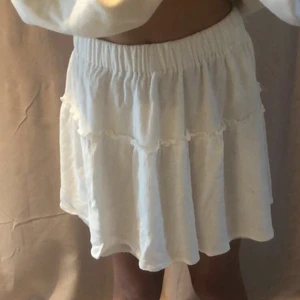 Vit kjol  - Jätte fin vit kjol som kommit till användning några gånger, okej skick. Från shein och i storlek xs. 75 kr+frakt 