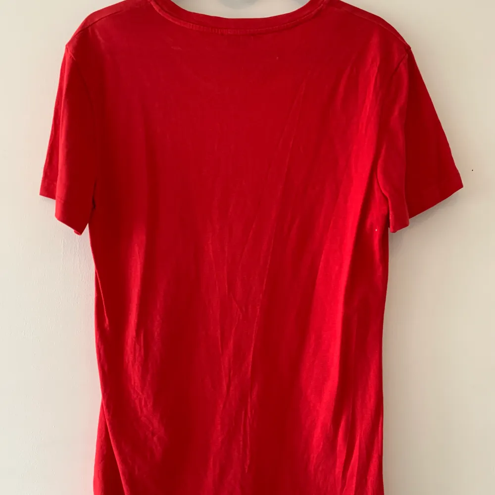 Röd T-shirt från Calvin Klein. Använd ett fåtal gånger och är fortfarande i bra skick.  Storlek s, passar mig som är storlek s/m. Kan mötas upp i Malmö & Vellinge, köparen står för frakten. . T-shirts.