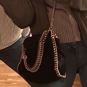 Stella McCartney väska  - Hej! Vet ej om jag vill sälja eller inte än. Men skulle gärna vilja veta hur mycket folk är villiga att betala. Stella McCartney falabella i small. Äkta, men har dock inget kvitto, endast dustbag. Buda från 1500 kronor. Släpper inte för under 3500 💕💕 HÖGSTA BUD: 4000