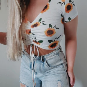 Topp shein  - Superfin tröja från shein i storlek 38. Upplever den rätt normalstor och man kan justera själv hur mycket mage man vill visa med snörena. Använd 1 gång bara